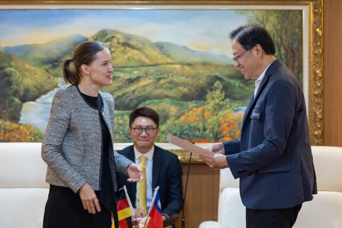 蘭處長親自遞贈今年12月在藝文廣場舉辦的德國聖誕市集及9月份的永續高峰會邀請卡給張市長