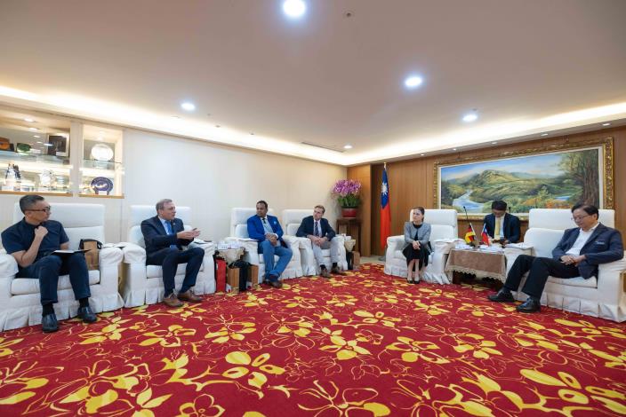 桃園市長張善政今(27)日會見德國經濟辦事處蘭依樺處長及在台德國廠商代表