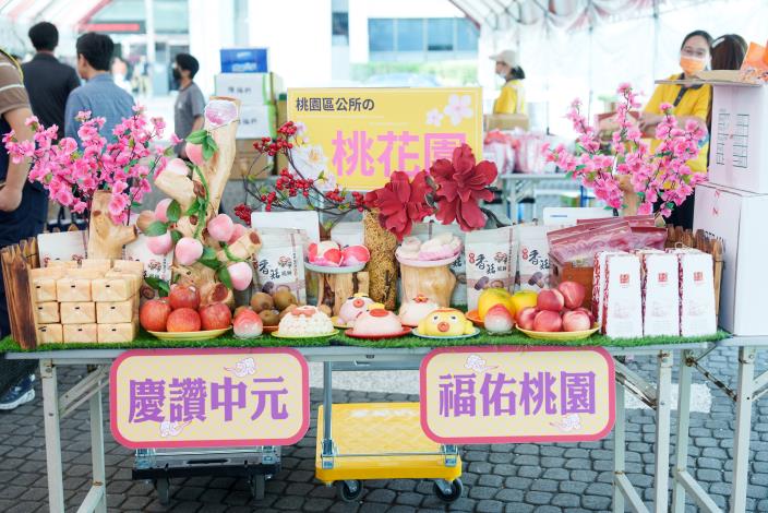 桃園區公所以桃花意象打造「桃花源世界」，展現在地特色。