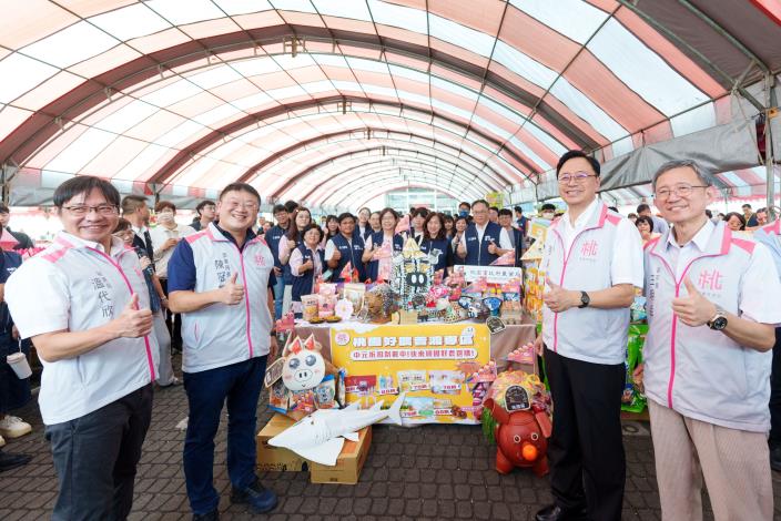 張市長巡視農業局作品，盛讚同仁發揮巧思，讓傳統普度更具趣味與教育意義