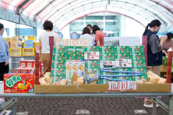 地政局以飲料罐與餅乾盒創作青塘園與市立兒童美術館，呼應守護土地與建設成果。
