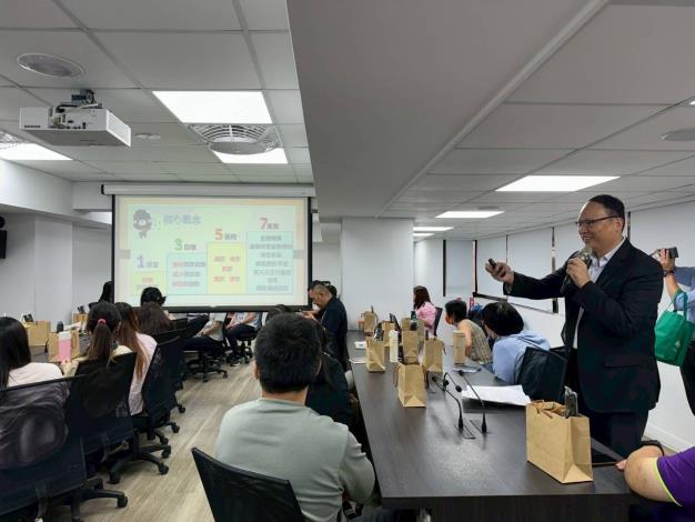 上半場課程特別邀請法務部調查局桃園市調查處的陳憲炎副主任，針對當前最新的詐騙手法、資訊安全威脅及公務機密維護等議題進行深入解析。