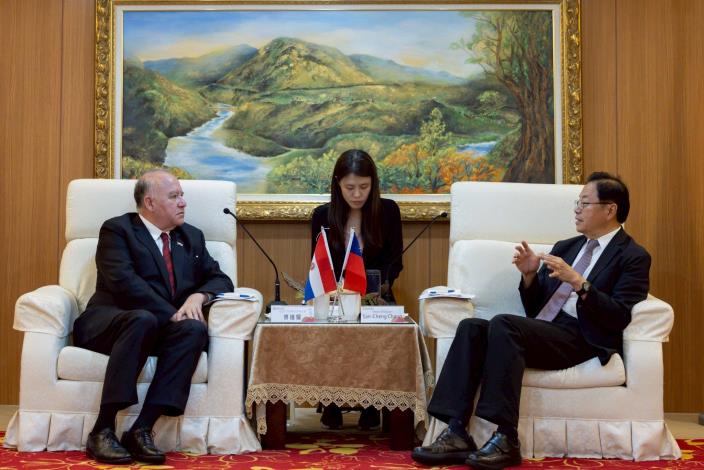 桃園市長張善政今(22)日會見巴拉圭共和國大使傅達耀一行，雙方就經貿、產業發展及教育等議題交換意見