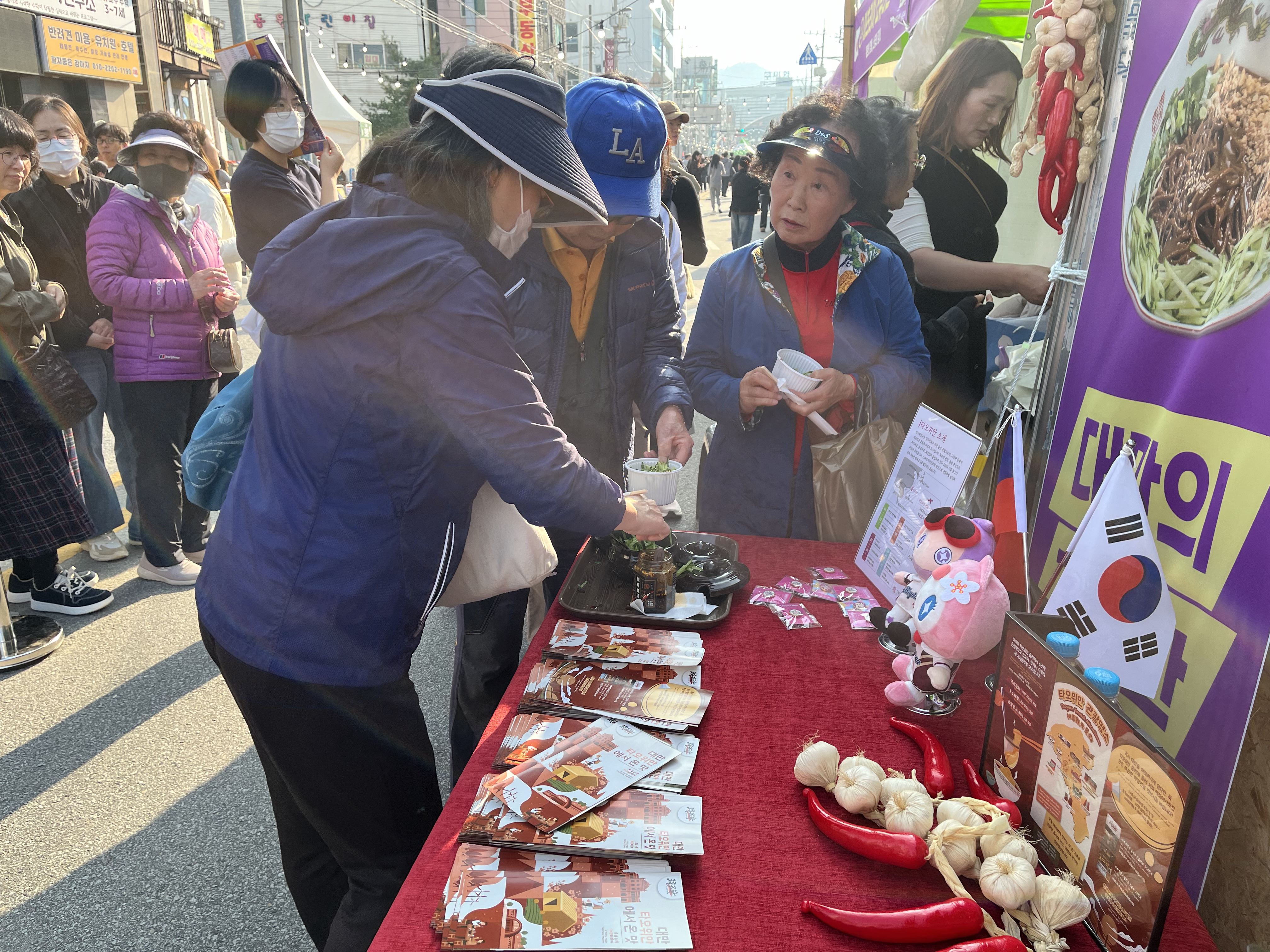 參觀的民眾踴躍嘗試美味的台式拌麵