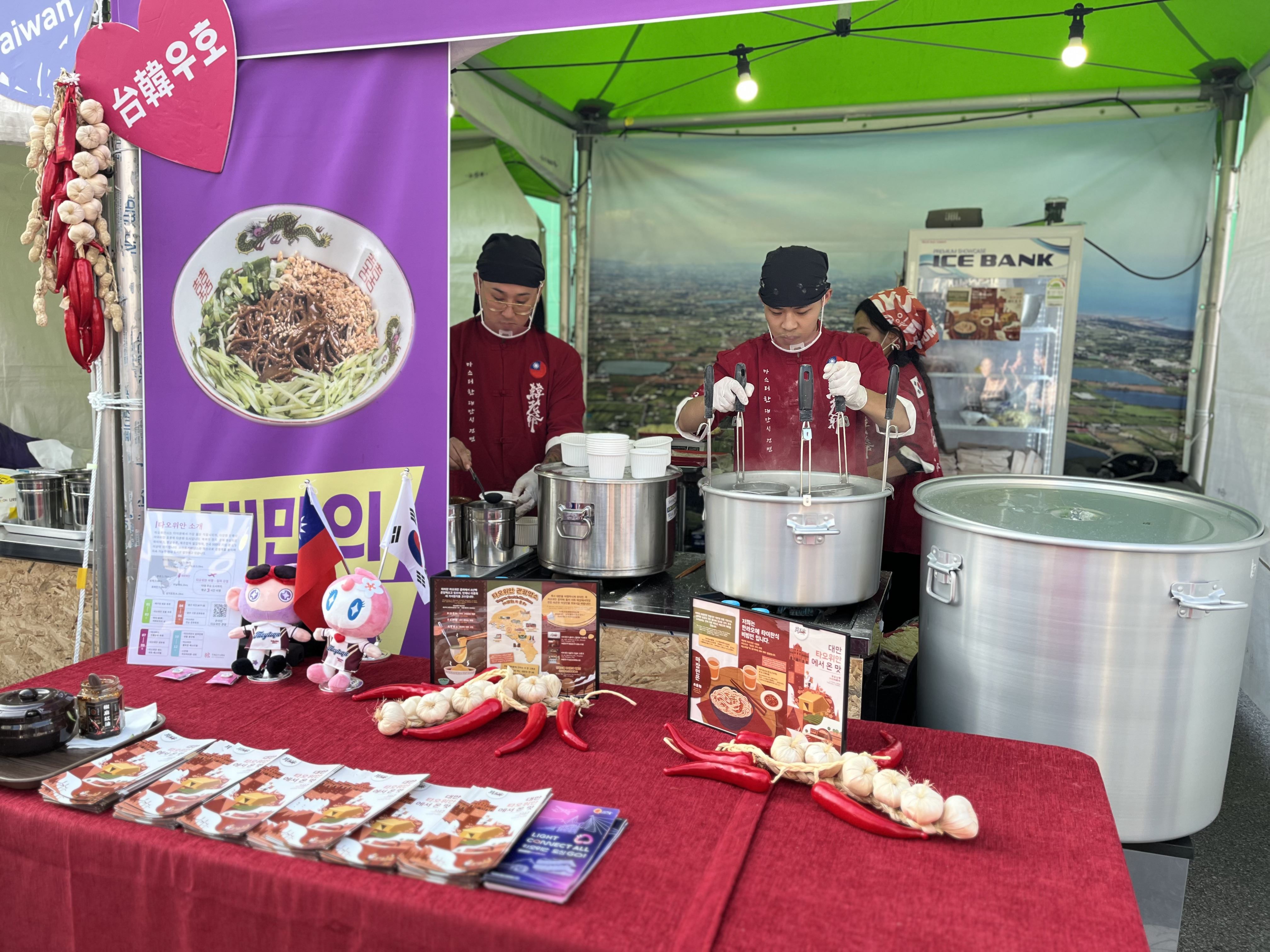 韓老爺廚師現場烹調美味的麻醬麵