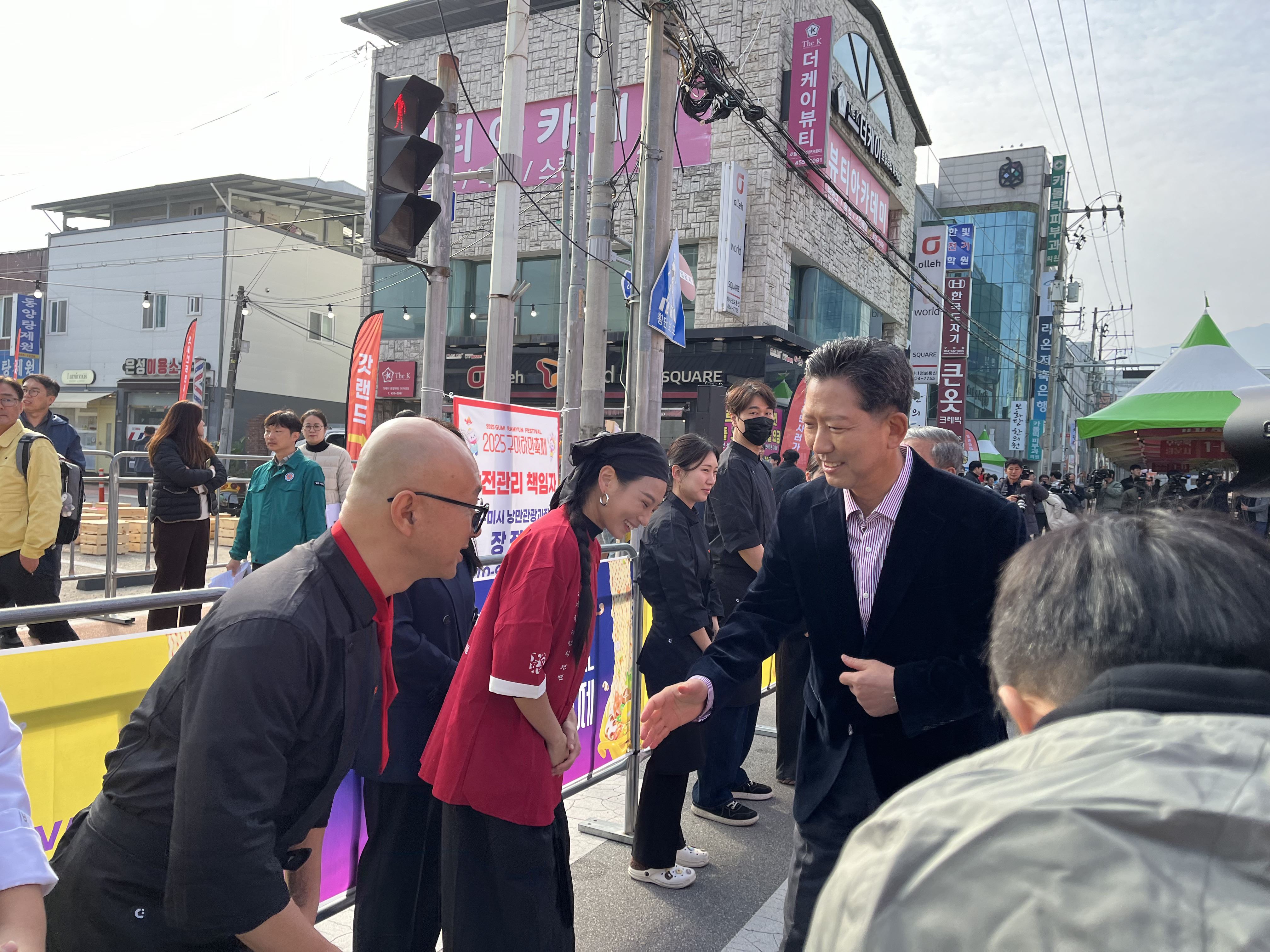 11月7日開幕式，龜尾市長金璋鎬與本市攤商代表致意