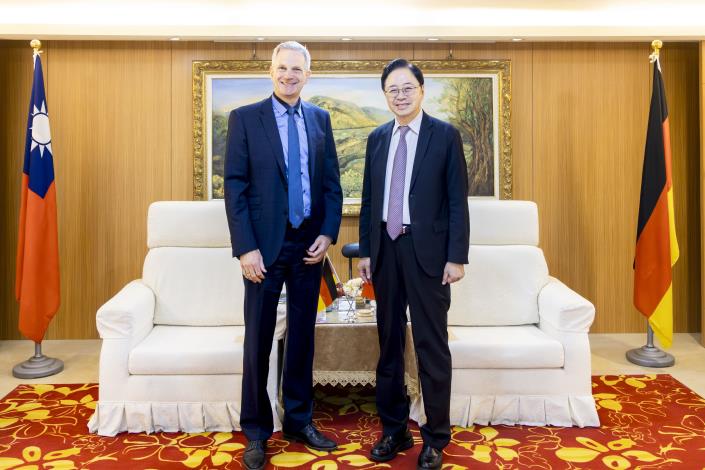 德國在台協會處長狄嘉信訪桃 與張市長合影