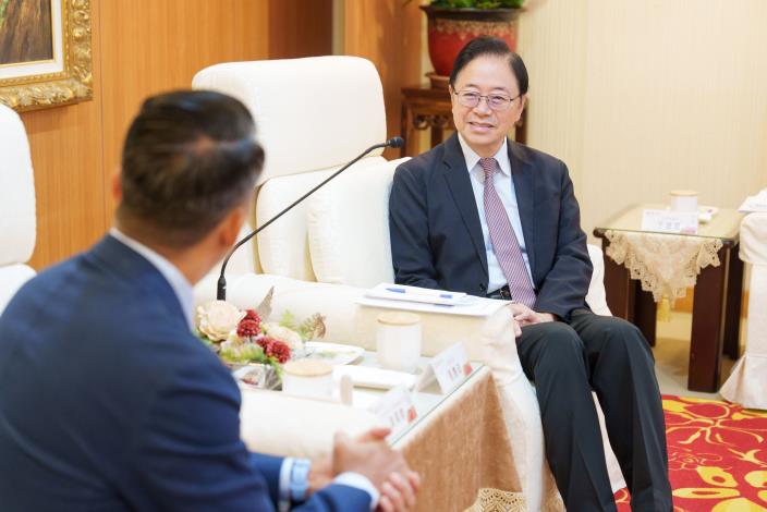 張市長非常感謝葉代表任內積極推動台星交流及桃園和新加坡的各領域合作，亦參與桃園各項國際活動，留下許多珍貴回憶，是深化桃星關係的重要推手