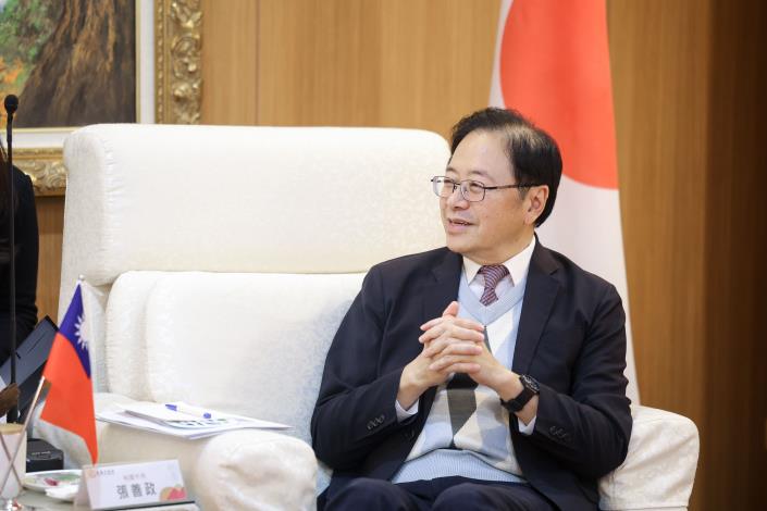 張市長說，為慶祝 10 週年，桃園規劃邀請千葉傳統鄉土料理研究會師傅訪桃，在市立高中開辦「太捲祭壽司」手作課程，讓學生在全日語的沉浸式教學中，深度體驗千葉獨特的食文化。