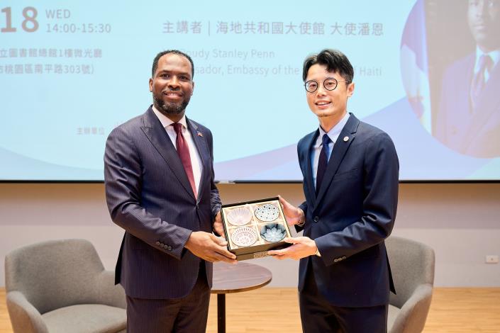 秘書處長曾俊豪致贈紀念禮品予大使