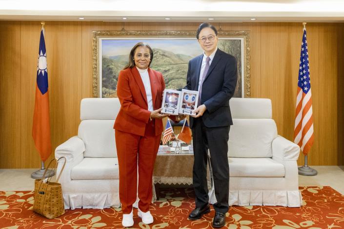 張市長致贈ㄚ桃園哥娃娃予紐華克市副市長Ligia De Freitas