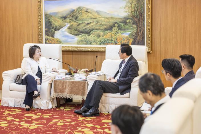 張市長會見新加坡駐台代表符秀麗　交流AI城市治理、可負擔住宅及免費擴大肺癌篩檢服務