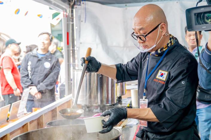 南韓龜尾市訪團主廚金敎準表示，此次以龜尾著名的農辛拉麵，加上韓國傳統泡菜及牛肉製成牛五花泡菜拉麵，口感清爽美味
