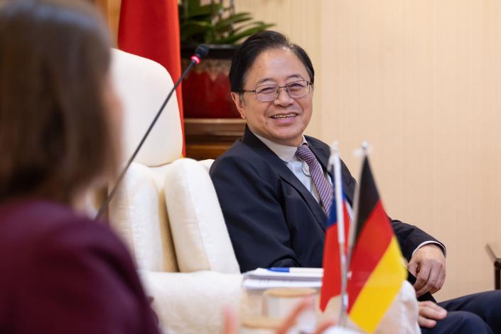 張市長表示，蘭依樺處長三度率領德商代表訪問桃園，無疑是看好本市的產業發展潛力，很榮幸再與蘭處長及德商代表會面，後續市府將積極協助德商在桃園拓展實質合作項目。