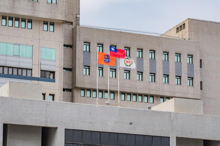 市府升起璞園領航猿隊旗，與國旗以及桃園市旗一起懸掛在市府大樓升旗台，邀請市民跟球迷一同分享奪冠榮耀。