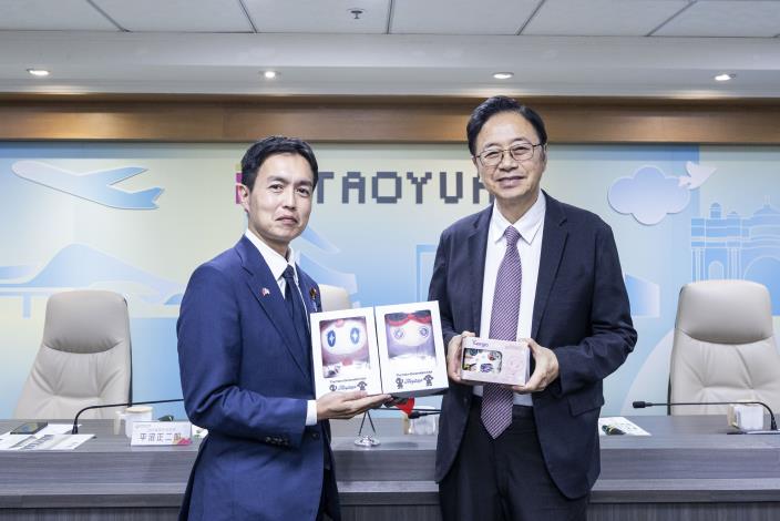 張市長致贈禮品予自民黨青年局長平沼正二郎