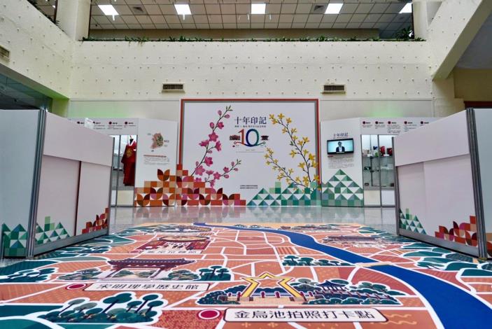 為慶祝桃園市與韓國龜尾市結盟10週年，桃園市政府秘書處於今(115)年8月18日至9月6日在市府文化局1樓大廳辦理城市外交紀念特展