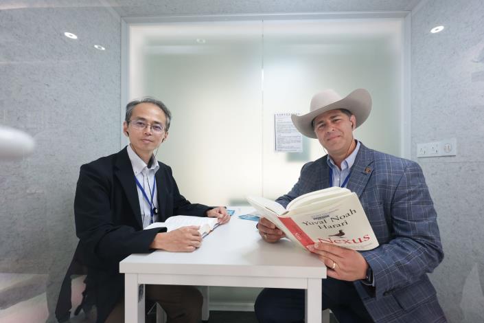 美國德州嘉倫市長赫德里克（Dylan Hedrick）(圖右)及日本千葉縣綜合企畫部國際・交通擔當部長田中泰史(圖左)均對分館內豐富的互動性裝置與各項創新科技應用印象深刻。