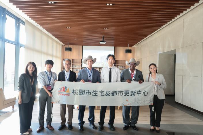 美國德州嘉倫市及日本千葉縣訪團22日前往「中路3號社會住宅」參訪，針對本市首創的可負擔住宅政策進行交流。