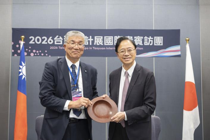 日本石川縣加賀市市長山田利明帶來創新漆器。