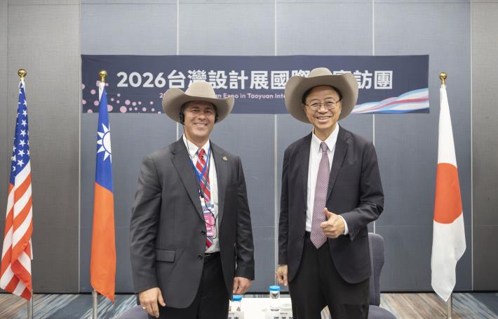 美國德州嘉倫市市長赫德里克致贈特色紀念牛仔帽。