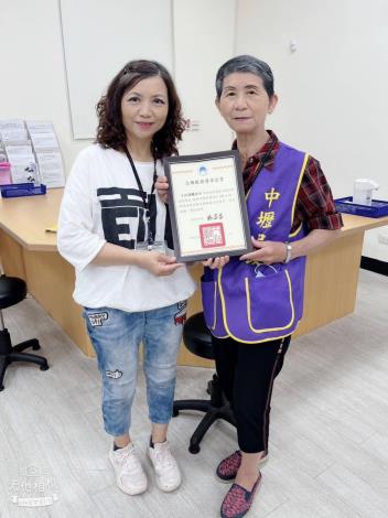 王汪漁鳳女士榮獲112年度內政業務志願服務金質獎