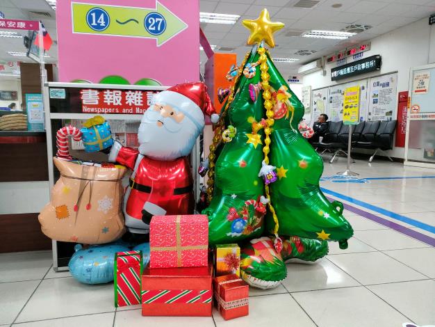 聖誕老人及聖誕樹氣球，還有禮物盒佈置