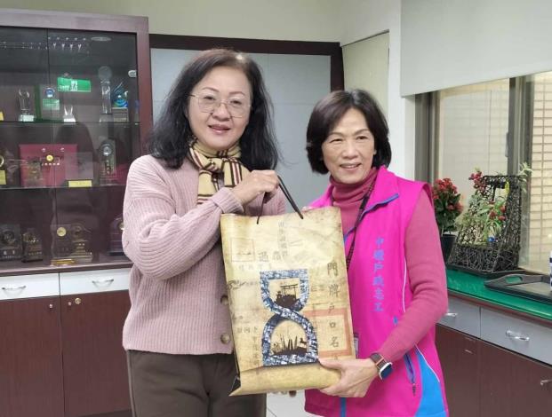 主任致贈獎品-張秋華