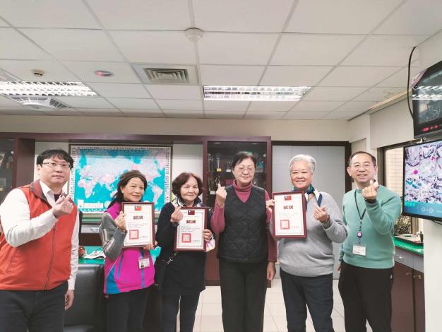 主任、秘書、課長與獲獎志工合照