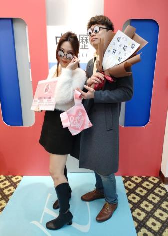 新人持甜蜜手腕包及手寫花束合影