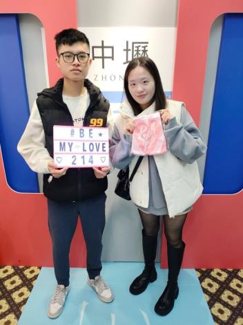 結婚新人持手拿板及甜蜜手腕包合影