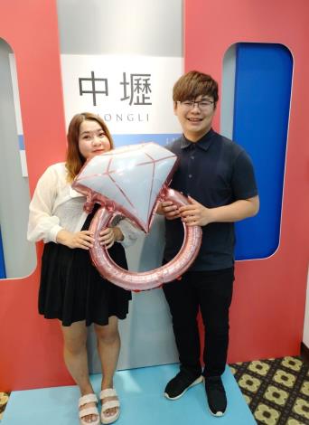 新人手持大鑽戒氣球合影