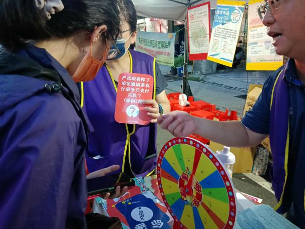 現場民眾完成戶政法令問答可獲贈品一份