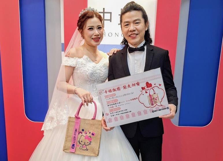 結婚新人持𝙃𝙚𝙡𝙡𝙤 𝙆𝙞𝙩𝙩𝙮甜蜜飄帶手提袋合影