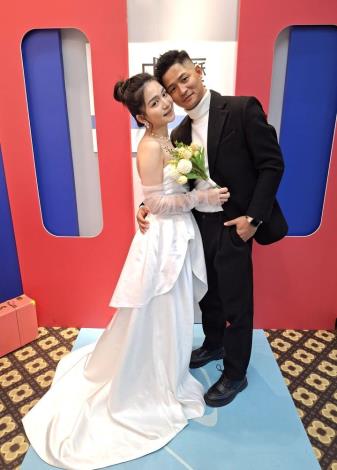 結婚新人持捧花合影