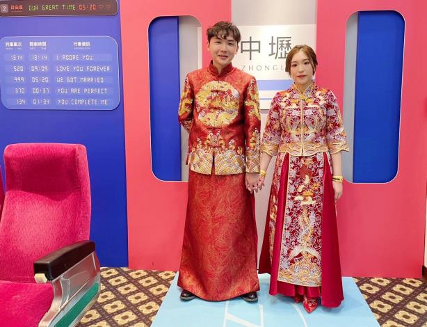 結婚登記新人著中式囍服合影