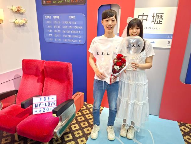 結婚登記新人持王先生及王太太氣球合影
