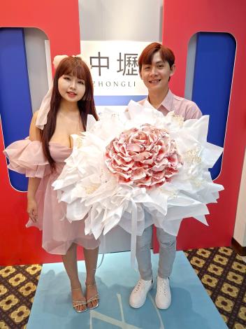 結婚登記新人持鈔票捧花合影