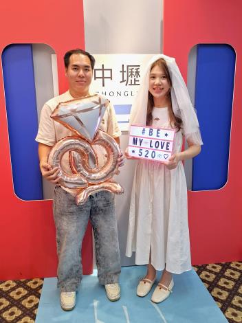 結婚登記新人持鑽戒氣球及520燈箱合影