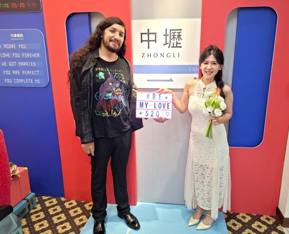 結婚登記新人持520燈箱合影