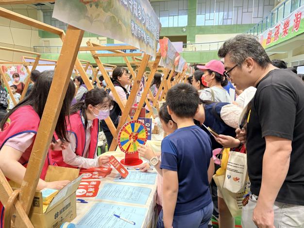 現場民眾參與戶政法令問答，即可獲贈宣導品1份