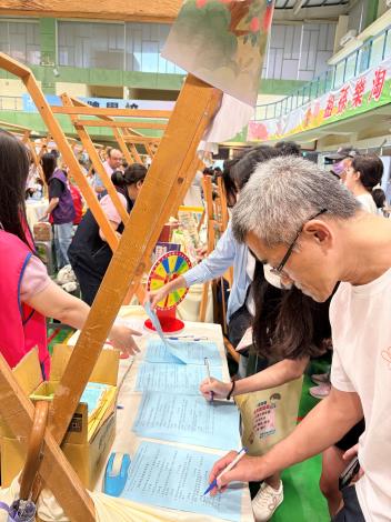 現場民眾填寫問卷，即可獲贈宣導品1份。