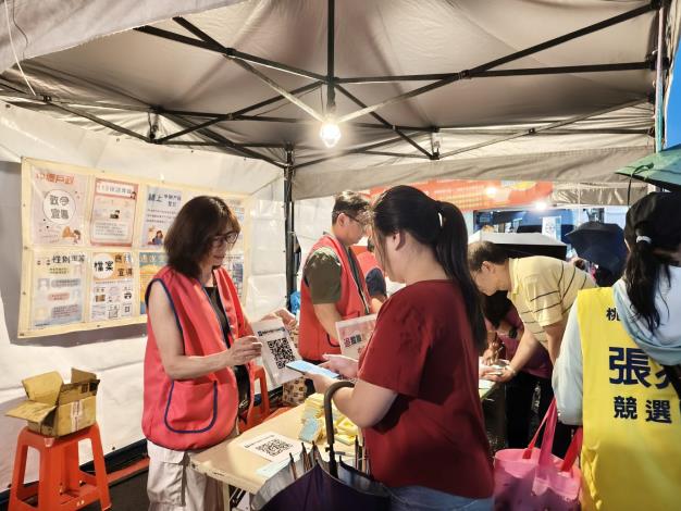 現場民眾追蹤本所臉書粉絲專頁可獲贈宣導品1份