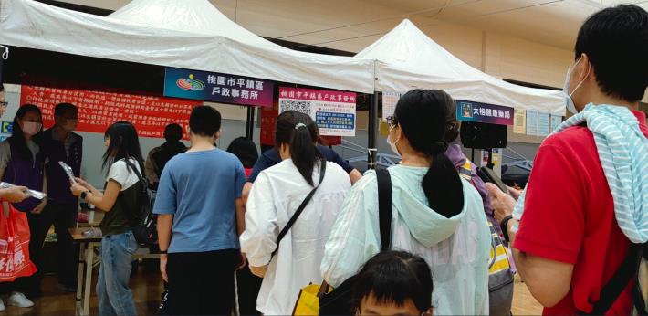 8民眾排隊參加活動