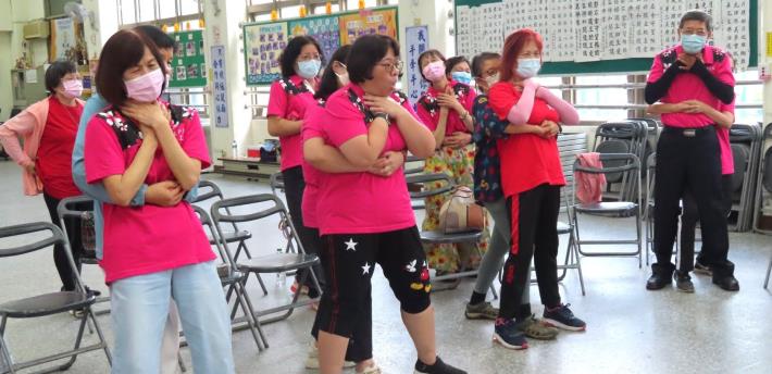 18志工同仁練習哈姆立克法急救術
