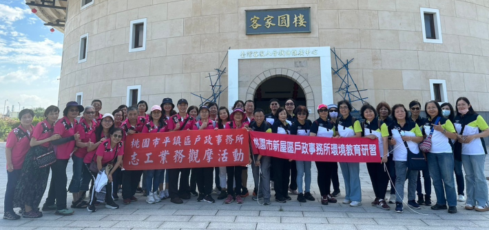 13本所與新屋所參加活動同仁於客家圓樓前合照
