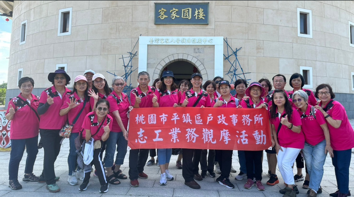 10本所參加同仁志工於客家圓樓合照