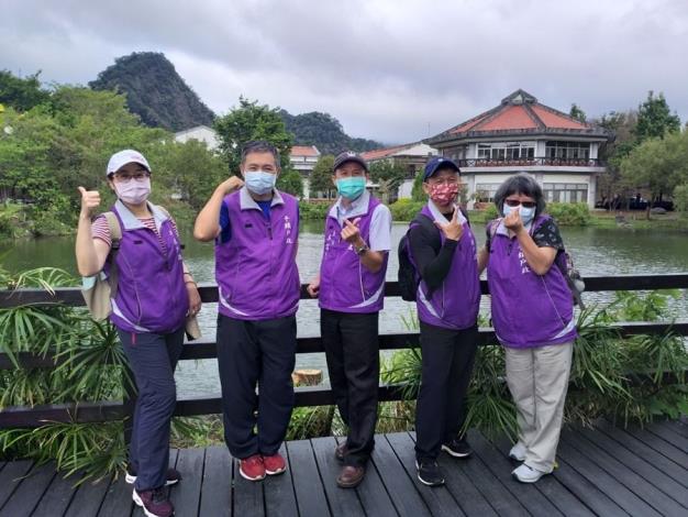 主任、同仁於農場前合照