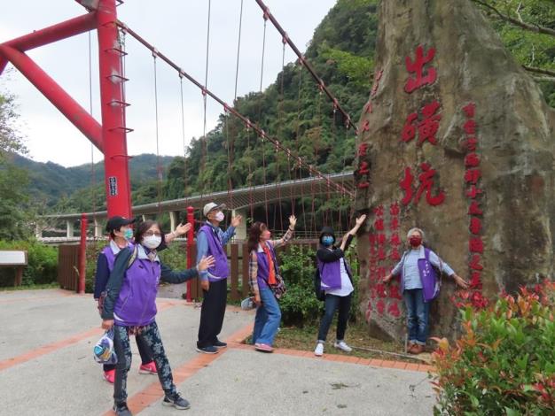 志工同仁與出磺坑合照