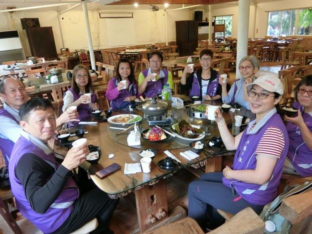 主任、同仁、志工於餐前合照